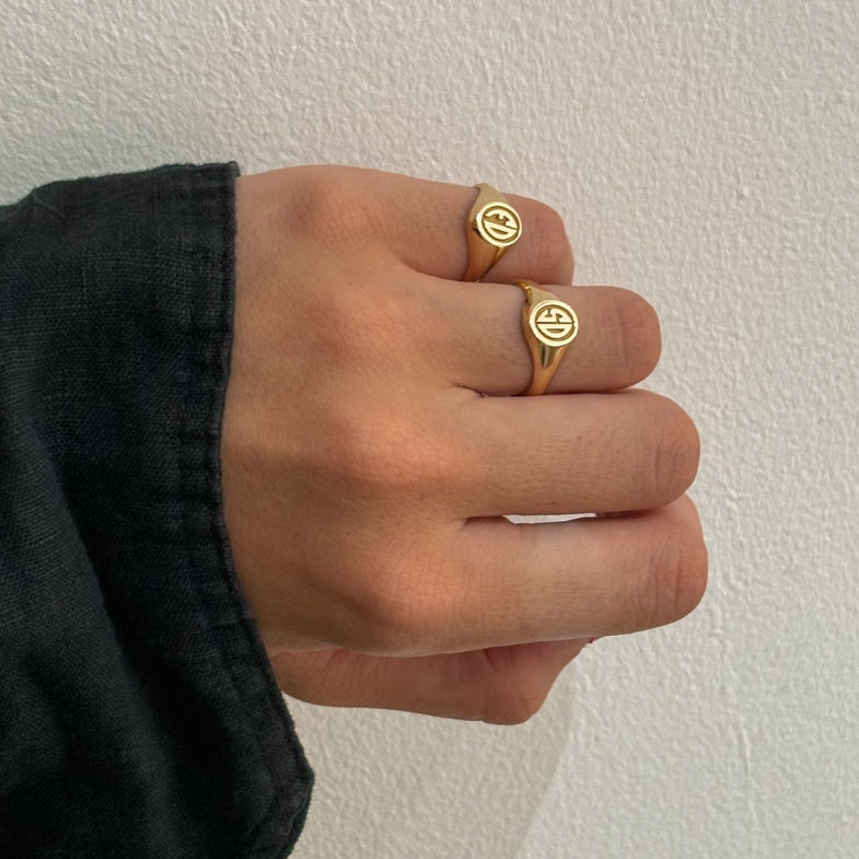 Bague_de_petit_doigt_initiales_en_or_pour_femme_18_carats