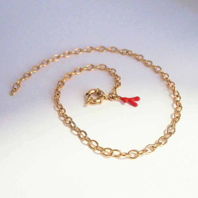 Collier réglable maille jaseron plaqué or 18 carats pampille corail rouge