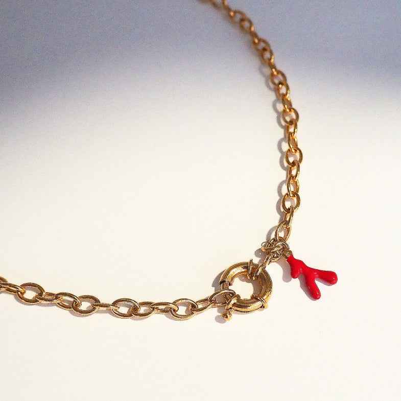 Collier grosse maille en plaqué or 18 carats pampille corail rouge