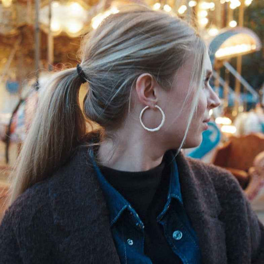 Grandes créoles martelées en plaqué or • Drew