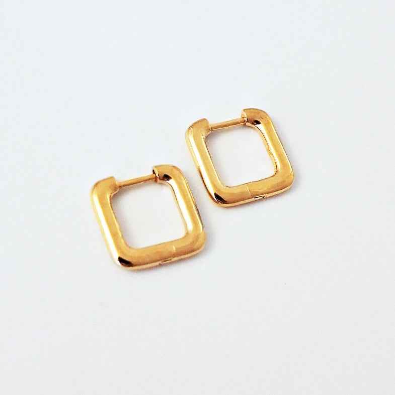 Mini créoles carrées en plaqué or • Pénélope