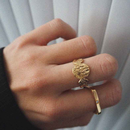 Bague martelée en plaqué or • Poopy