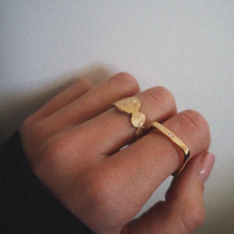 Bague martelée en plaqué or • Poopy