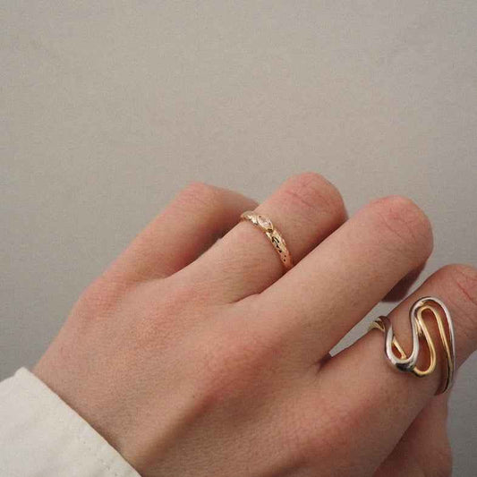 Bague martelée dorée à l'or 18 carats • Iris