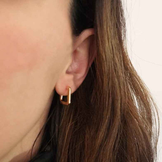 Mini créoles carrées en plaqué or • Pénélope