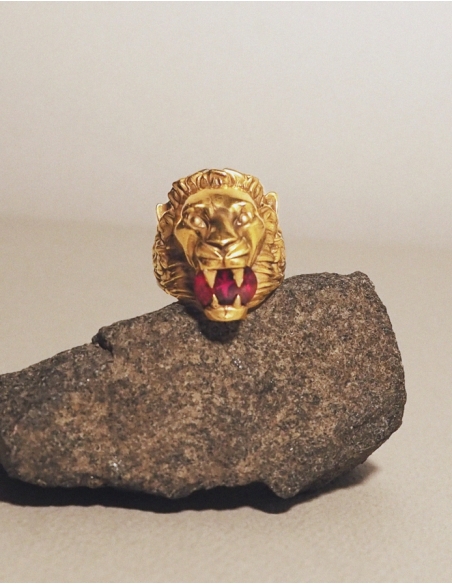 Bague tête de lion pierre rouge dans la bouche or 18 carats • Ovation Bijoux