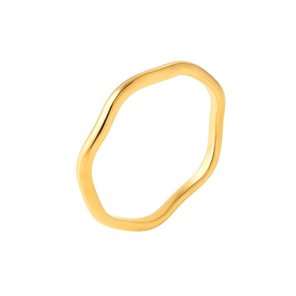Bague de petit doigt en plaqué or 18 carats au design ondulé sur fond blanc – bijou fin et élégant Ovation Bijoux