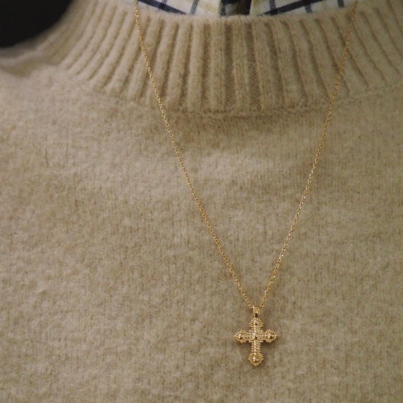 croix perlée texturée plaqué or pour femme