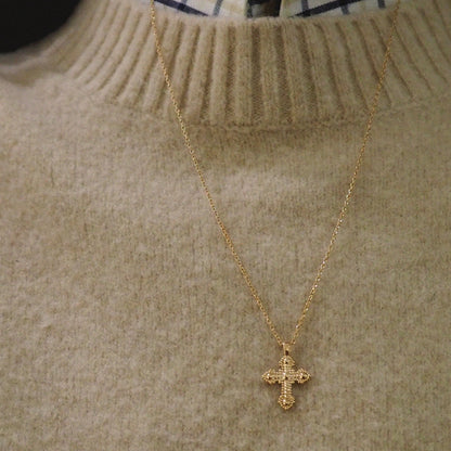 croix perlée texturée plaqué or pour femme