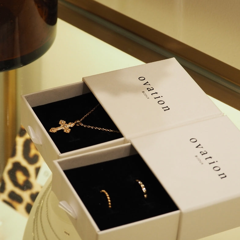 croix perlée texturée plaqué or 18 carats