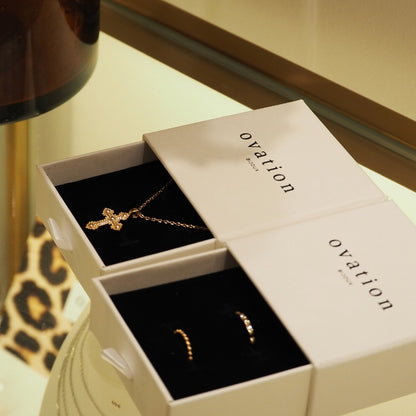 croix perlée texturée plaqué or 18 carats