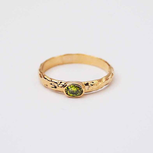 Bague martelée pierre verte plaqué or 18k • Cléofée