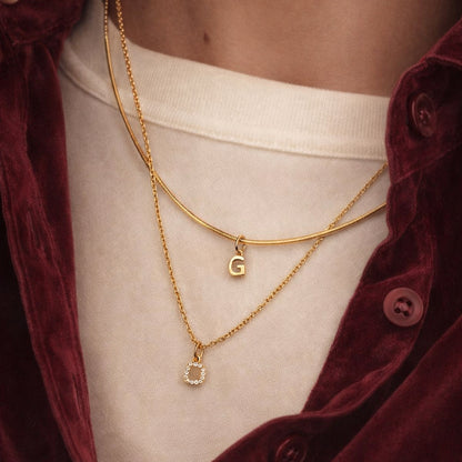 Pendentif petite initiale strass plaqué or 