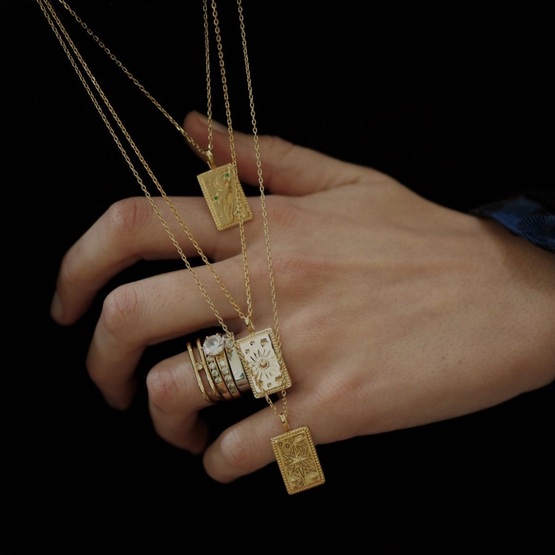 Pendentif talisman rectangulaire astres en plaqué or 18k