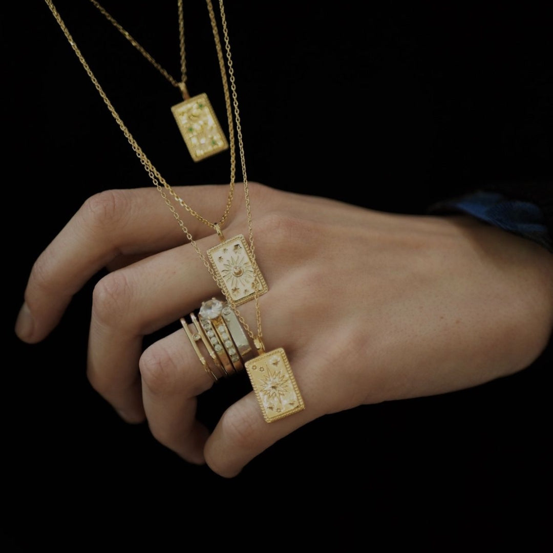 Pendentif talisman rectangulaire astres en plaqué or 18k pour femme