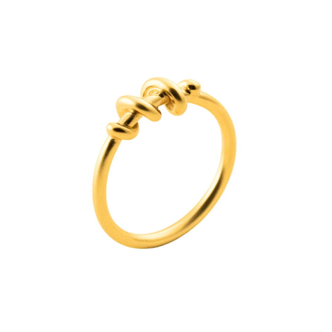 Bague fine à nœud en plaqué or 18 carats sur fond blanc – bijou doré élégant Ovation Bijoux