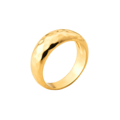 Bague martelée dorée en plaqué or 18 carats sur fond blanc – bijou artisanal Ovation Bijoux