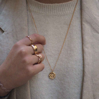 Pendentif martelé en plaqué or 18 carats • Pépita (Copie)